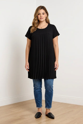 Plisseret kjole i plus size sort