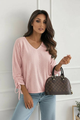 Bluse med huller, V-hals og rynkeærmer