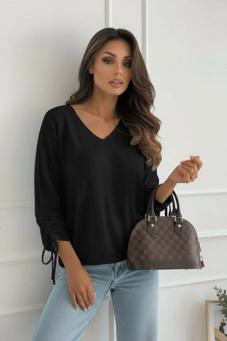 Bluse med huller, V-hals og rynkeærmer