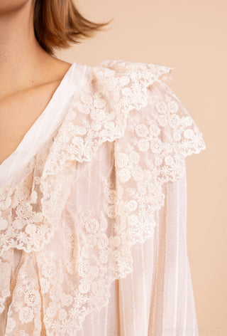 Bluse med flæsekrave i blonder