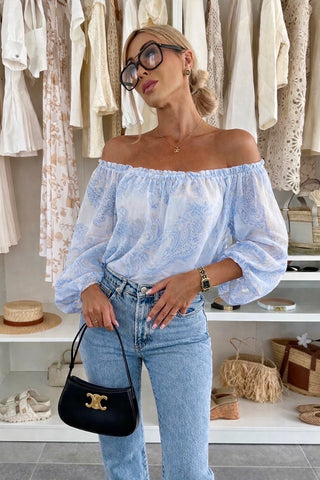 Bluse med paisley-print og off-shoulder-effekt