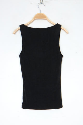 Tætsiddende tanktop med brede stropper og firkantet halsudskæring